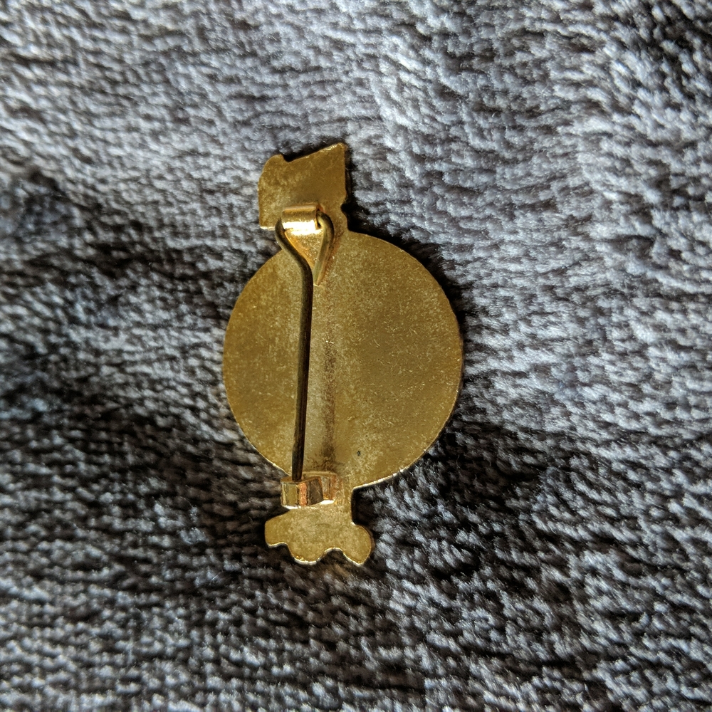 Hard Rock Cafe Circular Pin Yellow and Maroon 1.5" Bundle and SAVE 🤑 - Picture 4 of 4